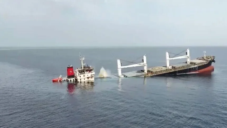 Sebuah kapal tanker yang diserang di Laut Merah/ Foto: Anadolu