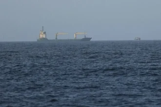 Sebuah kapal melintasi laut merah/ Foto: Anadolu
