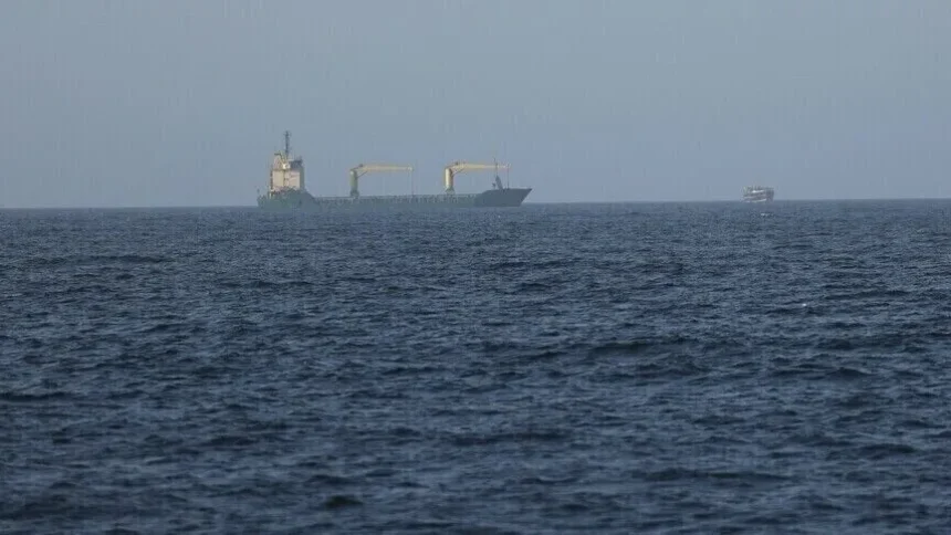 Sebuah kapal melintasi laut merah/ Foto: Anadolu