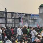 Beberapa kelompok massa masih memadati gedung DPR RI/ Foto: courtesy ANTARA