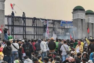 Beberapa kelompok massa masih memadati gedung DPR RI/ Foto: courtesy ANTARA