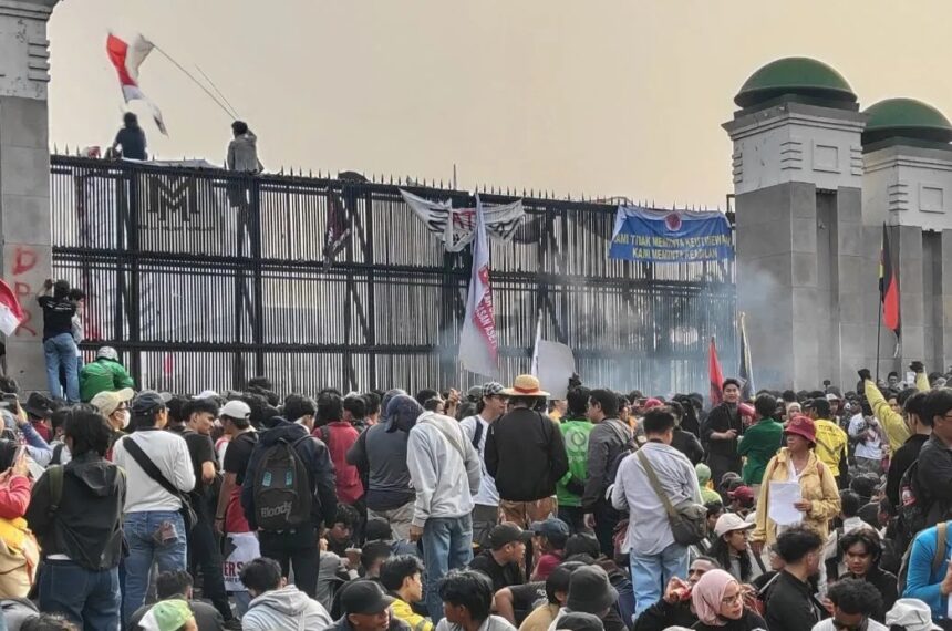 Beberapa kelompok massa masih memadati gedung DPR RI/ Foto: courtesy ANTARA