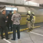 Personel Suku Dinas Penanggulangan Kebakaran dan Penyelamatan Jakarta Selatan (Gulkarmat Jaksel) memadamkan kebakaran KPK/ Foto: ANTARA