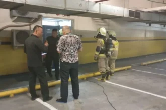 Personel Suku Dinas Penanggulangan Kebakaran dan Penyelamatan Jakarta Selatan (Gulkarmat Jaksel) memadamkan kebakaran KPK/ Foto: ANTARA