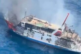 Penampakan KMP Putri Yasmin terbakar/ Foto: ANTARA