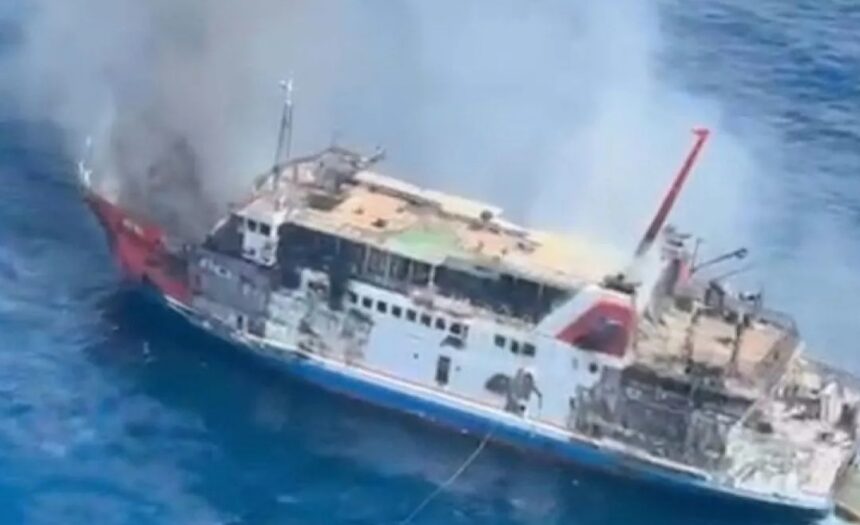 Penampakan KMP Putri Yasmin terbakar/ Foto: ANTARA