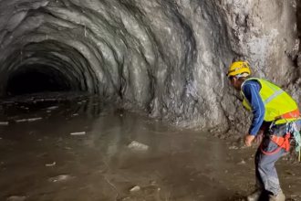 Seorang petugas penyelamat bekerja di pintu masuk terowongan di pembangkit listrik tenaga air Chilime di Rasuwa, Nepal/ Foto: The Guardian