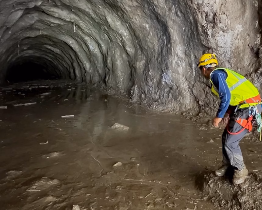 Seorang petugas penyelamat bekerja di pintu masuk terowongan di pembangkit listrik tenaga air Chilime di Rasuwa, Nepal/ Foto: The Guardian