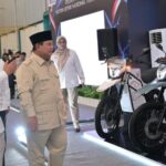 Presiden Prabowo melihat motor listrik nasional/ Foto: setneg