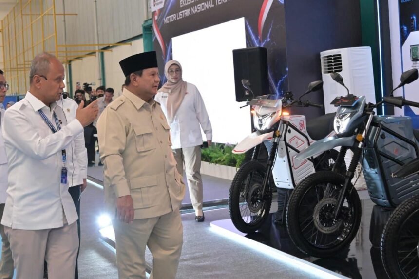 Presiden Prabowo melihat motor listrik nasional/ Foto: setneg