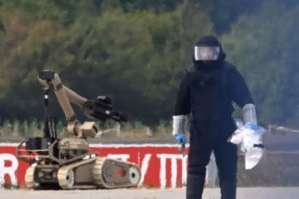 Petugas mengamankan diduga bom di bandara Leipzig, Jerman/ Foto: The Guardian