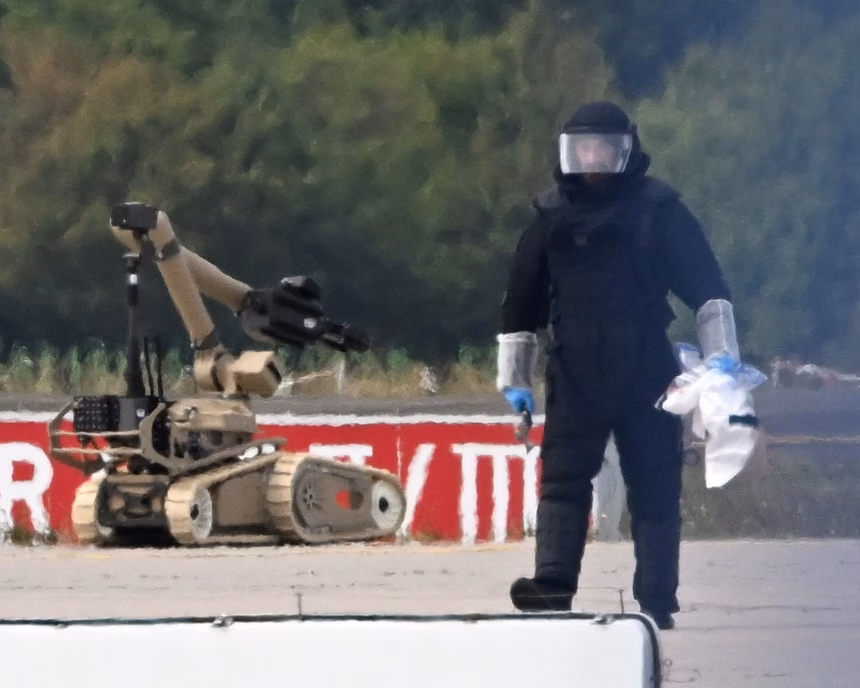 Petugas mengamankan diduga bom di bandara Leipzig, Jerman/ Foto: The Guardian