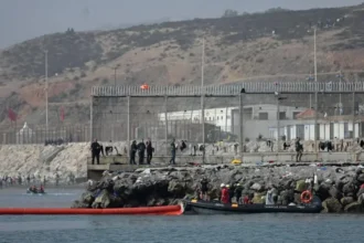 Spanyol memasang penghalang apung mencegah migran menyeberangi perbatasan / Foto: AFP