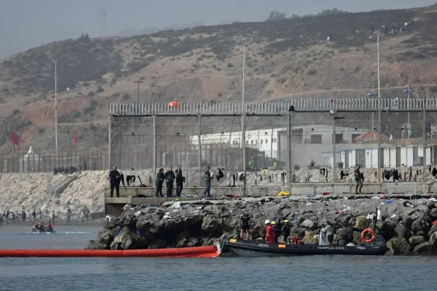 Spanyol memasang penghalang apung mencegah migran menyeberangi perbatasan / Foto: AFP