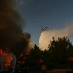 Helikopter yang sedang melakukan pemadaman api / Foto: AP