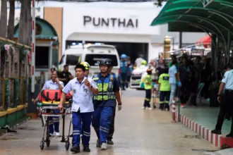 Tim medis menolong korban penembakan/ Foto: vietnam