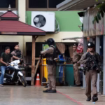 Polisi Thailand berjalan di sekitar halaman Sekolah Menengah Atas Debsirin Nonthaburi setelah penembakan pada pagi tanggal 7 Agustus 2026/ Foto: Reuters