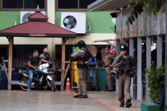 Polisi Thailand berjalan di sekitar halaman Sekolah Menengah Atas Debsirin Nonthaburi setelah penembakan pada pagi tanggal 7 Agustus 2026/ Foto: Reuters