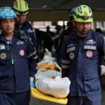 Petugas membawa korban penembakan di sekolah Thailand/ Foto: Vietnam