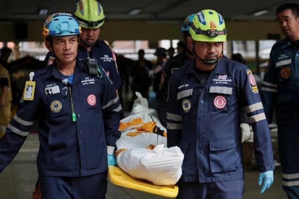 Petugas membawa korban penembakan di sekolah Thailand/ Foto: Vietnam