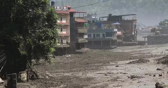 Sebuah wilayah di distrik Rasuwa, Nepal, yang hancur akibat banjir bandang disertai lumpur/ Foto: vietnam