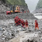 Tim SAR sedang mencari korban di bekas longsor di Nepal/ Foto: Vietnam