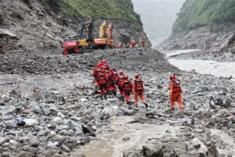 Tim SAR sedang mencari korban di bekas longsor di Nepal/ Foto: Vietnam