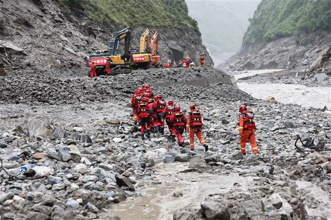 Tim SAR sedang mencari korban di bekas longsor di Nepal/ Foto: Vietnam