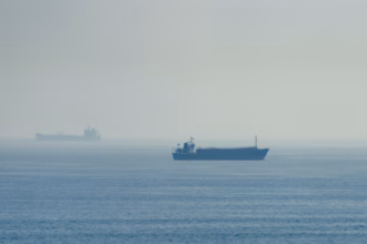 Kapal tanker yang melintas Selat Hormuz/ Foto: The Guardian