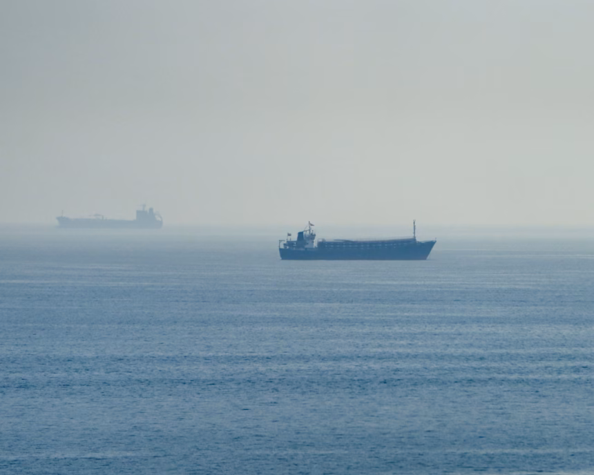 Kapal tanker yang melintas Selat Hormuz/ Foto: The Guardian