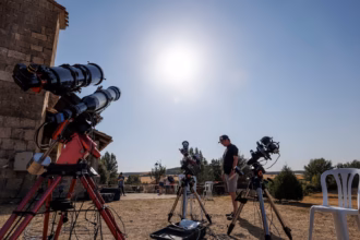 Para peneliti dari NASA berkumpul di Burgos, Spanyol, menjelang gerhana matahari/ Foto: The Guardian