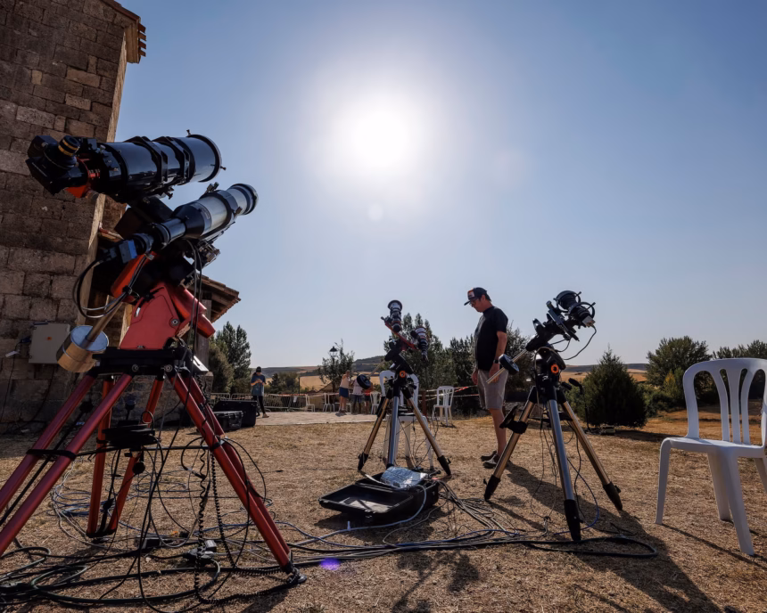 Para peneliti dari NASA berkumpul di Burgos, Spanyol, menjelang gerhana matahari/ Foto: The Guardian