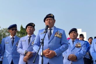 Laksamana TNI (Purn) Yudo Margono (depan) saat memberikan keterangan kepada media/ Foto: courtesy KOMPAS