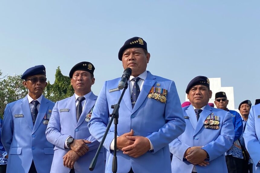 Laksamana TNI (Purn) Yudo Margono (depan) saat memberikan keterangan kepada media/ Foto: courtesy KOMPAS
