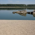 Puing-puing kapal perang Jerman di dekat Prahovo, Serbia pada hari Selasa/ Foto: the guardian