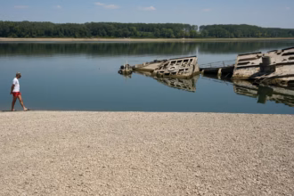 Puing-puing kapal perang Jerman di dekat Prahovo, Serbia pada hari Selasa/ Foto: the guardian