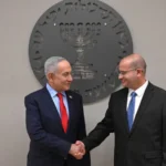 Perdana Menteri Benjamin Netanyahu, kiri, berjabat tangan dengan kepala Mossad yang baru, Roman Gofman, pada upacara penyambutan, 2 Juni 2026/ Foto: channel12