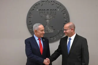 Perdana Menteri Benjamin Netanyahu, kiri, berjabat tangan dengan kepala Mossad yang baru, Roman Gofman, pada upacara penyambutan, 2 Juni 2026/ Foto: channel12