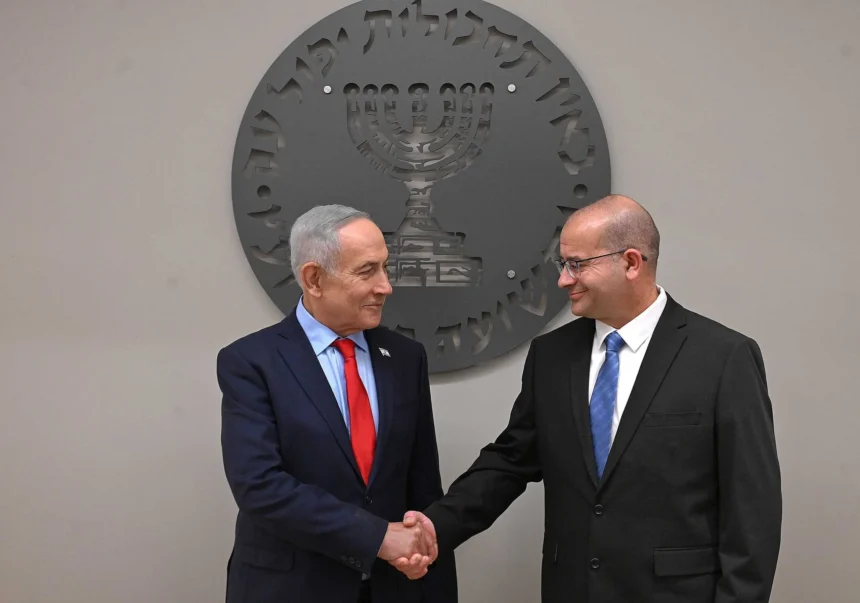 Perdana Menteri Benjamin Netanyahu, kiri, berjabat tangan dengan kepala Mossad yang baru, Roman Gofman, pada upacara penyambutan, 2 Juni 2026/ Foto: channel12