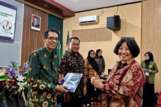 Perwakilan dari UPN Veteran Jatim saat menyerahkan modul ke pihak Kemenag/dok.aktual.co.id