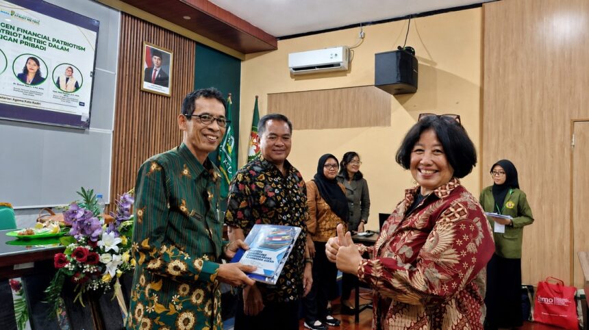 Perwakilan dari UPN Veteran Jatim saat menyerahkan modul ke pihak Kemenag/dok.aktual.co.id