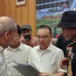 Wakil Ketua DPR RI Sufmi Dasco Ahmad saat melihat dokumen kesepakatan bersama perwakilan Aliansi Masyarakat Pati Bersatu (AMPB) / Foto: Courtesy ANTARA