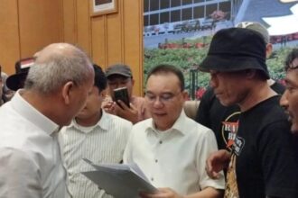 Wakil Ketua DPR RI Sufmi Dasco Ahmad saat melihat dokumen kesepakatan bersama perwakilan Aliansi Masyarakat Pati Bersatu (AMPB) / Foto: Courtesy ANTARA