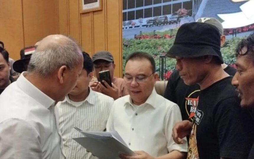 Wakil Ketua DPR RI Sufmi Dasco Ahmad saat melihat dokumen kesepakatan bersama perwakilan Aliansi Masyarakat Pati Bersatu (AMPB) / Foto: Courtesy ANTARA