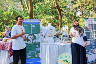 Dosen UPN Veteran Jatim memamerkan stand UPN Veteran Jatim di festival riset dan inovasi/dok.aktual.co.id