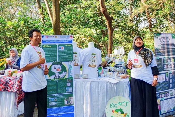 Dosen UPN Veteran Jatim memamerkan stand UPN Veteran Jatim di festival riset dan inovasi/dok.aktual.co.id