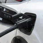 Mobil listrik sedang menlakukan charge/ Foto: Anadolu