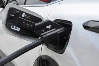 Mobil listrik sedang menlakukan charge/ Foto: Anadolu