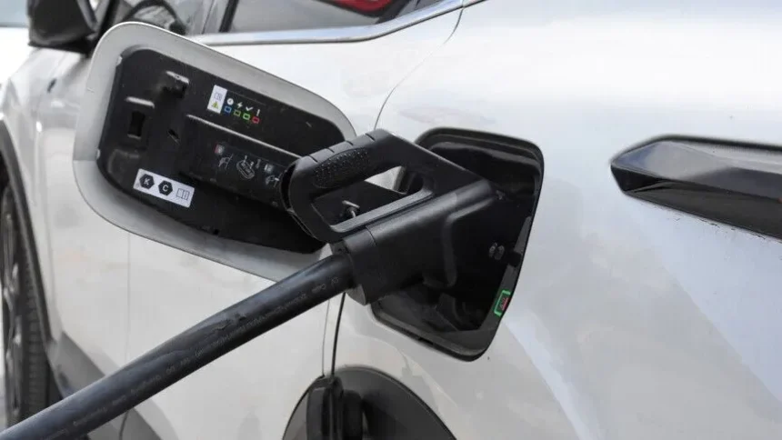Mobil listrik sedang menlakukan charge/ Foto: Anadolu