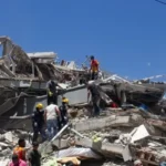 Para petugas di antara reruntuhan gempa di Kolombia/ Foto: Anadolu